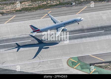 Décollage d'un avion de ligne commercial à l'aéroport international LAX Los Angeles vu à partir d'un hélicoptère Banque D'Images