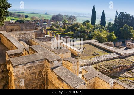 Vue d'ensemble des ruines du 10th siècle de la ville fortifiée du palais islamique de Medina Azahara également connu sous le nom de Madinat al-Zahra, province de Cordoue, Andalu Banque D'Images