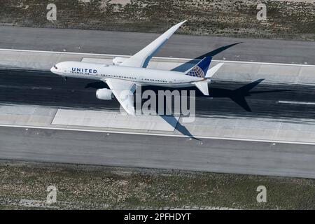 Atterrissage commercial d'un avion de ligne à l'aéroport international de Los Angeles au LAX vu d'un hélicoptère Banque D'Images