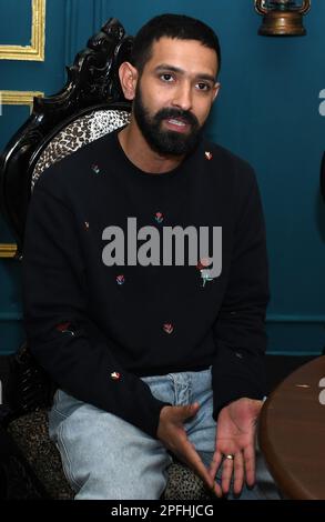 Mumbai, Inde. 17th mars 2023. L'acteur de Bollywood Vikrant Massey interagit avec les médias lors de la promotion de son prochain film « Gaslight » à Mumbai. Le film sera sorti le 31st mars '23 (photo par Ashish Vaishnav/SOPA Images/Sipa USA) Credit: SIPA USA/Alay Live News Banque D'Images