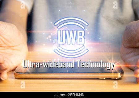 L'UWB ultra-large bande est une technologie de communication radio à courte portée sur des bandes passantes de 500MHz ou plus et à des fréquences très élevées. Dans l'ensemble, cela fonctionne Banque D'Images