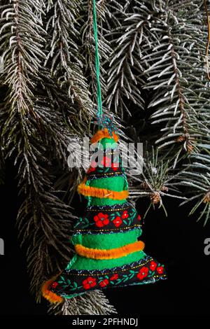 Jouet arbre de Noël fait à la main, jouet de Noël arbre à chevrons, toile de jute. Banque D'Images