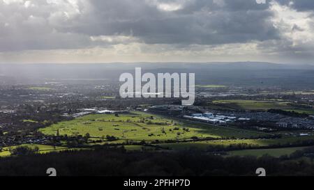 Hippodrome de Cheltenham pendant la coupe d'or 2023 Banque D'Images