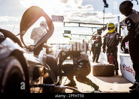 Mécanicien, mécanicien, Peugeot TotalEnergies, Peugeot 9x8, pendant les 1000 miles de Sebring 2023, 1st de la FIA World Endurance Championship 2023, de 15 mars à 17, 2023 sur le circuit international de Sebring à Sebring, Floride, Etats-Unis - photo Frédéric le Floc'h / DPPI Banque D'Images