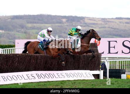 Imperméable et envahi par le jockey Brian Hayes (à droite) sur le chemin de gagner la Chase de Mme Paddy Power Mares le quatrième jour du Festival Cheltenham à l'hippodrome de Cheltenham. Date de la photo: Vendredi 17 mars 2023. Banque D'Images