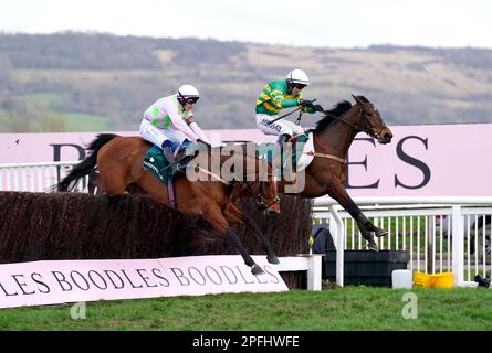 Imperméable et envahi par le jockey Brian Hayes (à droite) sur le chemin de gagner la Chase de Mme Paddy Power Mares le quatrième jour du Festival Cheltenham à l'hippodrome de Cheltenham. Date de la photo: Vendredi 17 mars 2023. Banque D'Images