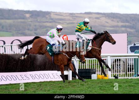 Imperméable et envahi par le jockey Brian Hayes (à droite) sur le chemin de gagner la Chase de Mme Paddy Power Mares le quatrième jour du Festival Cheltenham à l'hippodrome de Cheltenham. Date de la photo: Vendredi 17 mars 2023. Banque D'Images