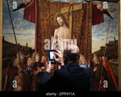 Venise, Italie. 17th mars 2023. Un visiteur prend une photo de 'le sang du Christ', créée par Vittore Carpaccio en 1496, aujourd'hui 17 mars 2023 à l'aperçu de la presse au Palazzo Ducale. © ANDREA MEROLA Un visiteur prend une photo du "sang du Christ", créé par Vittore Carpaccio en 1496, aujourd'hui 17 mars 2023 à l'aperçu de la presse au Palazzo Ducale. © Andrew MEROLA crédit: Agence de photo indépendante/Alamy Live News Banque D'Images