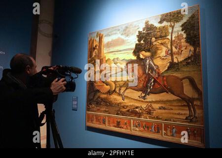 Venise, Italie. 17th mars 2023. Un caméraman films 'son Giorgio tuant le dragon', du cycle de San'Orsola fait par Vittore Carpaccio en 1516, aujourd'hui 17 mars 2023 à l'aperçu de la presse au Palazzo Ducale. © ANDREA MEROLA Un caméraman films 'Saint George tue le dragon', du cycle de Saint Ursula fabriqué par Vittore Carpaccio en 1516, aujourd'hui 17 mars 2023 à l'aperçu de la presse au Palazzo Ducale. © Andrew MEROLA crédit: Agence de photo indépendante/Alamy Live News Banque D'Images