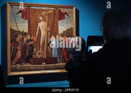 Venise, Italie. 17th mars 2023. Un visiteur prend une photo du « sang du Christ » créé par Vittore Carpaccio en 1496, aujourd'hui 17 mars 2023, à l'aperçu de la presse au Palazzo Ducale. © ANDREA MEROLA Un visiteur prend une photo du "sang du Christ" créé par Vittore Carpaccio en 1496, aujourd'hui 17 mars 2023 à l'aperçu de la presse au Palazzo Ducale. © Andrew MEROLA crédit: Agence de photo indépendante/Alamy Live News Banque D'Images