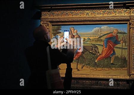 Venise, Italie. 17th mars 2023. Un visiteur prend une photo de 'The Flight into Egyptien' faite par Vittore Carpaccio en 1518, aujourd'hui 17 mars 2023 à l'aperçu de la presse au Palazzo Ducale. © ANDREA MEROLA Un visiteur prend une photo de 'The Flight in Egyptien' faite par Vittore Carpaccio en 1518, aujourd'hui 17 mars 2023 à l'aperçu de la presse au Palazzo Ducale. © Andrew MEROLA crédit: Agence de photo indépendante/Alamy Live News Banque D'Images