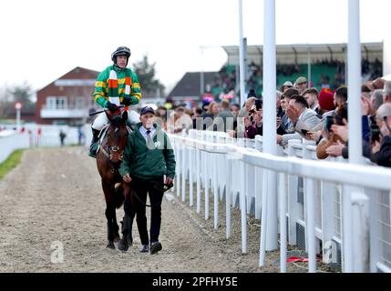Imperméable et envahi par le jockey Brian Hayes est conduit à l'enclos des gagnants après la victoire dans le Chase de Mme Paddy Power Mares le quatrième jour du Festival Cheltenham à l'hippodrome de Cheltenham. Date de la photo: Vendredi 17 mars 2023. Banque D'Images