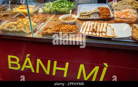 Ingrédients pour faire des sandwichs traditionnels vietnamiens Banh mi exposés dans la fenêtre d'une boulangerie à Dalat, Vietnam. Banque D'Images