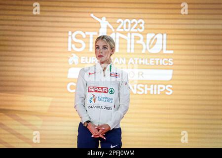 ISTANBUL, TURQUIE - 05 MARS : Keely Hodgkinson, de Grande-Bretagne, réagit lors de la cérémonie de remise des médailles de 800m femmes lors des championnats européens d'athlétisme en salle - jour 3 sur 5 mars 2023 à Istanbul, Turquie. (Photo de Nikola Krstic/MB Media/Getty Images) Banque D'Images