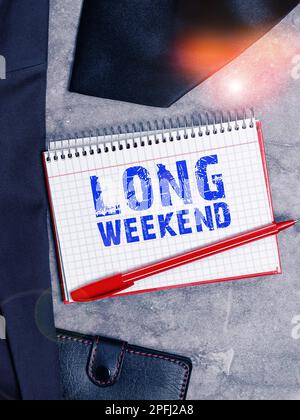 Affiche indiquant long week-end. Concept signifiant vacances prolongées vacances saison de détente détente temps de loisirs Banque D'Images