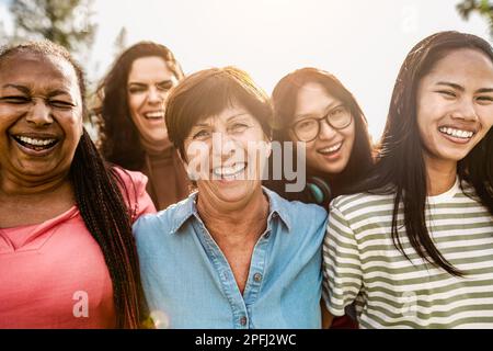 Des femmes multigénérationnelles heureuses, d'âge et d'origine différents, se sont amusées à sourire devant l'appareil photo dans un parc public Banque D'Images