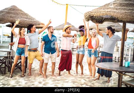Jeunes amis branchés dansant et s'amuser au club de plage chiringuito - concept de style de vie d'amitié avec des gens heureux ensemble au Spring break fest Banque D'Images