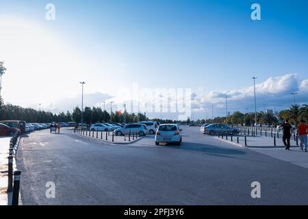 Maltepe, Istanbul, Turquie - 07.23.2021: Voitures vont ouvrir un garage dans le parc de la ville d'Orhangazi (Sehir Parki en turc) par la municipalité d'Istanbul à Banque D'Images