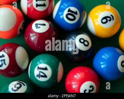 Boules de billard colorées, gros plan. Balles rayées et colorées sur table verte, mise au point sélective Banque D'Images