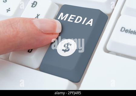 Support d'affiche manuscrite. Mot écrit sur les principaux moyens de communication de masse qui sont considérés collectivement Banque D'Images