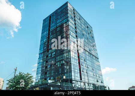 Maltepe, Istanbul, Turquie - 07.22.2021: Immense centre commercial et résidence de la tour de gratte-ciel de Ritim Istanbul avec beaucoup de magasins et de lieu de travail dans un nuage Banque D'Images