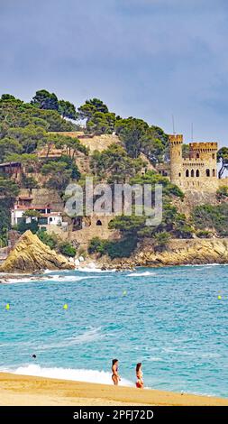 Plage et ville de Lloret de Mar, Gérone, Catalogne, Espagne, Europe Banque D'Images