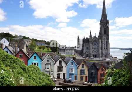 Pont de cartes rangée de maisons avec la cathédrale St Colman, West View, Cobh Irlande Banque D'Images