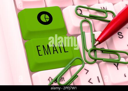 Affiche affichant l'e-mail. Mot écrit sur l'envoi d'un message commercial à un groupe de personnes utilisant le courrier Banque D'Images