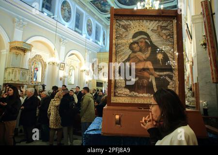 Rituel religieux d'élever la photo de la Madonna del Carmine devant la porte du Sanctuaire un mois exact à partir du dimanche après Pâques Banque D'Images