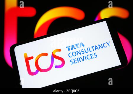 Dans cette illustration, un logo Tata Consultancy Services (TCS) apparaît sur l'écran d'un smartphone. Banque D'Images