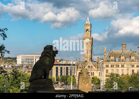 Une sculpture de lion en profil sur le mémorial de guerre dans le centre-ville de Bradford avec une vue sur la mairie et les bâtiments du Royaume-Uni Banque D'Images