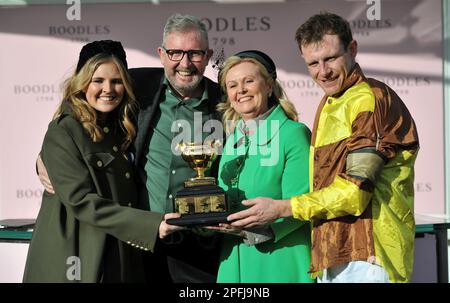 Boojes Cheltenham propriétaire gagnant de la coupe d'or Audrey Turley (au centre) à droite avec son mari Greg Turley et sa fille Sarah Turley (à gauche) et jockey Paul Banque D'Images