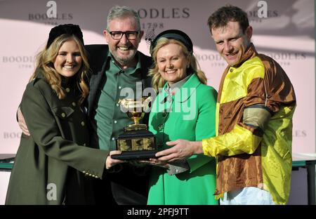 Boojes Cheltenham propriétaire gagnant de la coupe d'or Audrey Turley (au centre) à droite avec son mari Greg Turley et sa fille Sarah Turley (à gauche) et jockey Paul Banque D'Images
