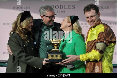 Boojes Cheltenham propriétaire gagnant de la coupe d'or Audrey Turley (au centre) à droite avec son mari Greg Turley et sa fille Sarah Turley (à gauche) et jockey Paul Banque D'Images
