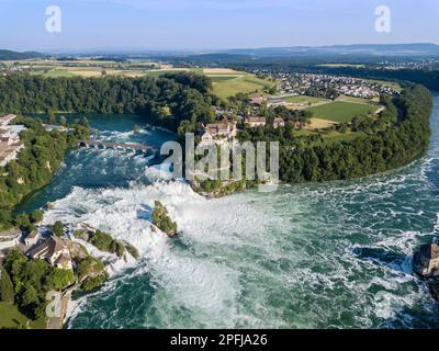 Neuhausen, Suisse - 30 juin. 2019: Photographie aérienne avec drone des chutes du Rhin avec château de Schloss Laufen, Suisse. Les chutes du Rhin sont les plus grandes Banque D'Images