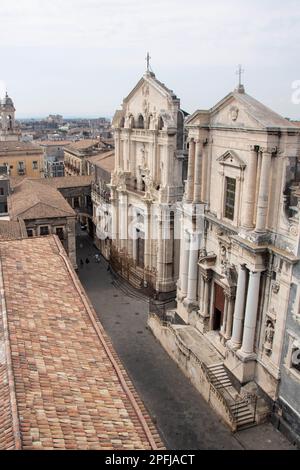 A Catane , Italie, le 08-09-22, rue Crociferi dans le centre historique comme vue de la tour de cloche de l'église San Giulano Banque D'Images