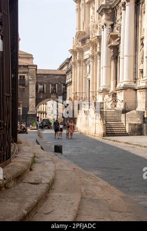 A Catane , Italie, 08-09-22, l'arche Benedectine et la belle rue Crociferi dans le centre historique Banque D'Images