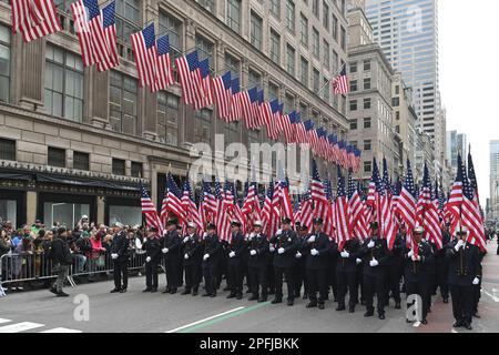 Les membres de la FDNY défilent dans la rue annuelle 262nd Patrick's Day Parade sur 17 mars 2023 à New York. Banque D'Images