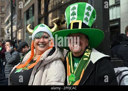 Les fêtards applaudissent pendant la Saint-Jean annuelle 262nd Patrick's Day Parade sur 17 mars 2023 à New York. Banque D'Images