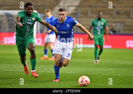 Keres Masangu de Virton et Cedric Nuozzi de Jong Genk photographiés en action lors d'un match de football entre Jong Genk (U23) et RE Virton, vendredi 17 mars 2023 à Lommel, le 4 jour de la relégation les éliminatoires de la 2022-2023 'Challenger Pro League' 1B deuxième division du championnat belge. BELGA PHOTO JILL DELSAUX crédit: Belga News Agency/Alay Live News Banque D'Images