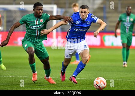 Keres Masangu de Virton et Cedric Nuozzi de Jong Genk photographiés en action lors d'un match de football entre Jong Genk (U23) et RE Virton, vendredi 17 mars 2023 à Lommel, le 4 jour de la relégation les éliminatoires de la 2022-2023 'Challenger Pro League' 1B deuxième division du championnat belge. BELGA PHOTO JILL DELSAUX crédit: Belga News Agency/Alay Live News Banque D'Images