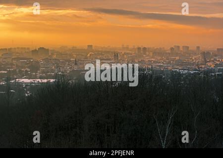 Centre-ville d'Ostrava au coucher du soleil - photo montre le centre de la ville tchèque d'Ostrava au coucher du soleil. Pris en décembre 2022. Banque D'Images