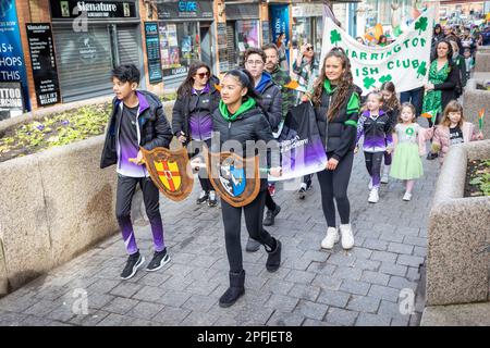 2023 défilé de la St Patrick à Warrington. Des danseurs irlandais se joignent à la procession Banque D'Images