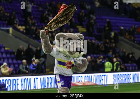 Warrington, Royaume-Uni. 17th mars 2023. La mascotte de Wolfie Warrington court avec la veste Leopards de Derek Beaumont, propriétaire de Leigh, pendant le match de la Super League Round 5 de Betfred Warrington Wolves vs Leigh Leopards au stade Halliwell Jones, Warrington, Royaume-Uni, 17th mars 2023 (photo de Mark Cosgrove/News Images) Credit: News Images LTD/Alay Live News Banque D'Images