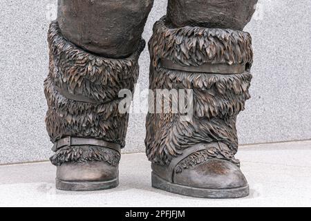 Fairbanks, Alaska, États-Unis - 27 juillet 2011 : Mémorial de la Seconde Guerre mondiale en Sibérie de l'Alaska. Bottes d'hiver gros plan du pilote américain Banque D'Images