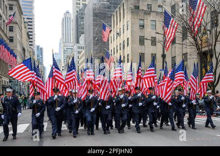 New York, États-Unis. 17th mars 2023. 343 membres du Service des incendies des États-Unis portent des drapeaux en l'honneur des 343 pompiers qui sont morts dans l'attaque de 11 septembre, alors qu'ils marchent pendant Saint Défilé de la fête de Patrick sur 17 mars 2023 à New York. Chaque année, environ 150 000 000 personnes passent par la cinquième avenue dans la plus grande rue Patrick's Day Parade, qui a lieu chaque année depuis 1762 pour célébrer le patrimoine irlandais. Credit: Enrique Shore/Alay Live News Banque D'Images