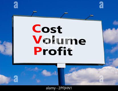 Symbole de profit de volume de coût CVP. Concept mots CVP coût volume profit sur grand panneau blanc sur fond bleu ciel. Nuages. Entreprise et Banque D'Images