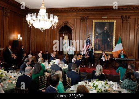 Washington, États-Unis. 17th mars 2023. Le groupe chérissent les Dames aux amis de l'Irlande Caucus St. Déjeuner du jour de Patrick sur Capitol Hill à Washington, sur 17 mars 2023. Photo par Yuri Gripas/UPI crédit: UPI/Alay Live News Banque D'Images