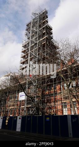 Le musée Derby et la tour de la bibliothèque centrale sont recouverts d'un nouvel échafaudage brillant pour rénovations en mars 2023 Banque D'Images