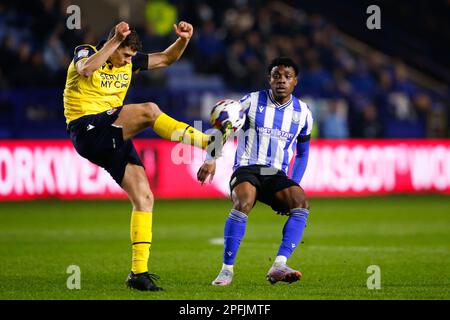 Sheffield, Royaume-Uni. 17th mars 2023. Fisayo DELE-Bashiru #17 de Sheffield mercredi et Eoin Toal #18 de Bolton Wanderers pendant le match Sky Bet League 1 Sheffield mercredi contre Bolton Wanderers à Hillsborough, Sheffield, Royaume-Uni, 17th mars 2023 (photo de Ben Early/News Images) à Sheffield, Royaume-Uni le 3/17/2023. (Photo par Ben Early/News Images/Sipa USA) crédit: SIPA USA/Alay Live News Banque D'Images